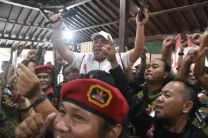 Heri Koswara Diangkat Saat Nyanyikan Lagu Bongkar Milik Iwan Fals