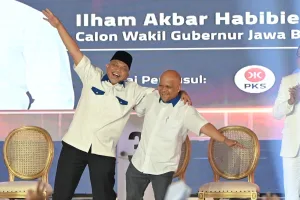Gestur Pesawat Terbang Pasangan ASIH di Debat Pilgub Jabar Curi Perhatian Publik