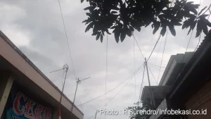 Masuk Musim Penghujan, Bekasi Diselimuti Awan Mendung dan Angin Kencang