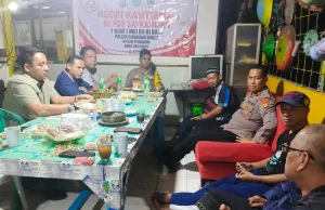 Jaga Kamtibmas, Kapolsek Cikarang Barat Bersama Warga Telaga Murni Ngopi Bareng di Pos Ronda