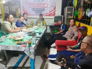 Jaga Kamtibmas, Kapolsek Cikarang Barat Bersama Warga Telaga Murni Ngopi Bareng di Pos Ronda