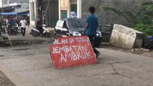 Jembatan Penghubung Dua Kecamatan Cikarang Barat dan Setu Amblas, Ini Penyebabnya