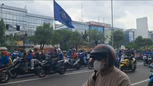 Ratusan Buruh Konvoi di Jalan Ahmad Yani Tuntut Kenaikan UMK 2025