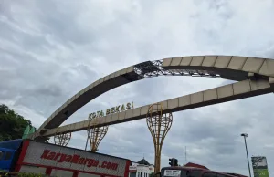 Angin Kencang Disertai Hujan Robohkan Panel Gapura di Jalan Joyo Martono Bektim