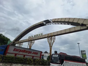 Angin Kencang Disertai Hujan Robohkan Panel Gapura di Jalan Joyo Martono Bektim