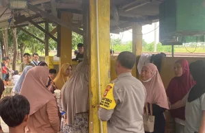 Personel Bhabinkamtibmas Polsek Cikbar Gagalkan Perempuan Hendak Bundir di Rel Kereta Api
