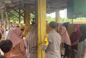Personel Bhabinkamtibmas Polsek Cikbar Gagalkan Perempuan Hendak Bundir di Rel Kereta Api