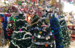 Jelang Natal, Toko Aksesoris Milik Peter di Duren Jaya Diserbu Pembeli