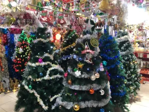 Jelang Natal, Toko Aksesoris Milik Peter di Duren Jaya Diserbu Pembeli