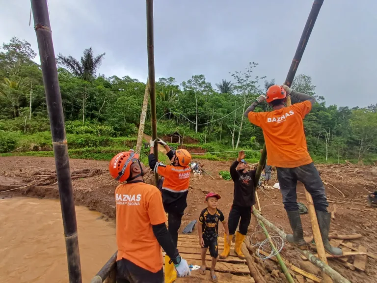 Berita Foto : Tiga Jembatan di Desa Ciemas Dibangun Pascabencana Sukabumi