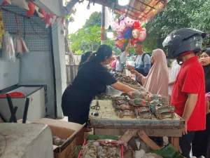 Jelang Tahun Baru, Lapak Kerang dan Ikan di Jalan Kemakmuran Mulai ‘Diserbu’ Pembeli