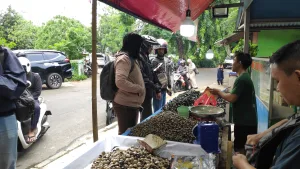 1 Ton Kerang di Jalan Kemakmuran Ludes Terjual Jelang Perayaan Tahun Baru 2025