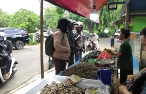 1 Ton Kerang di Jalan Kemakmuran Ludes Terjual Jelang Perayaan Tahun Baru 2025