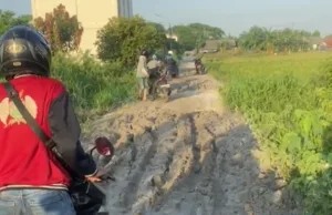 Jalan Tambun Kutut Berlumpur Cormen, Pengendara Motor : Musti Pakai Otak Nih