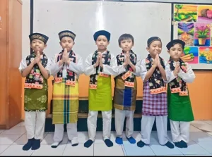 Pakai Seragam Khas Betawi, Para Siswa Ini Berpose Ala Jawara
