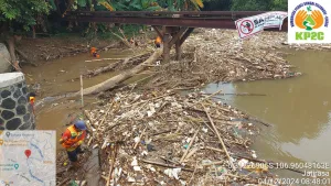 Sampah Bambu Menumpuk di Bendung Koja Jatiasih