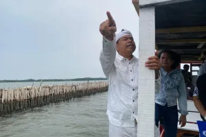 Gubernur Jabar, KDM Sambangi Area Pagar Laut Kampung Paljaya Tarumajaya