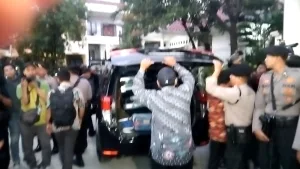 Penyidik KPK Bawa Flashdisk dan Koper Hasil Penggeledahan Rumah Hasto Kristianto