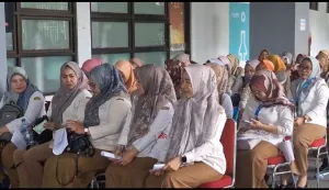 Demi Lolos PPPK, Ratusan TKK Antre Tes MCU di Stadion
