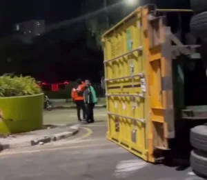 Ini Video Truk Kontainer Terguling Tabrak Taman Jalan Ahmad Yani Kota Bekasi