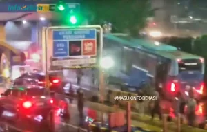 Lakalantas Bus TransJabodetabek di Exit Tol Pondok Gede Timur