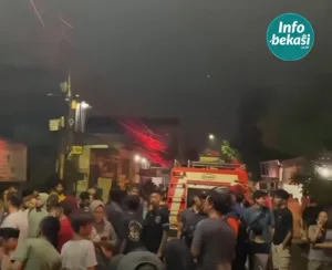 Warga Kerumuni Ruko Penjual Ayam Goreng Terbakar di Bintara