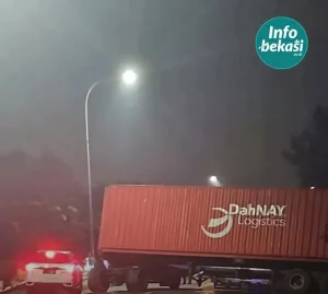 Lakalantas Truk Kontainer di Ruas Tol JORR Japek