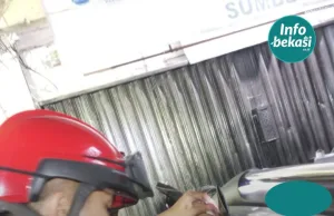 Petugas Damkar Selamatkan Balita Terjebak Didalam Mobil
