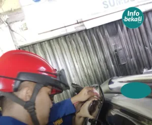 Petugas Damkar Selamatkan Balita Terjebak Didalam Mobil