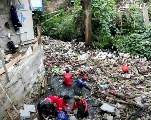 Bersih-Bersih Sampah Aliran Kalibaru hingga Pasar Family