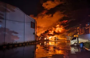 Video Kobaran Api Saat Melalap Gudang Bizhub di Tambun