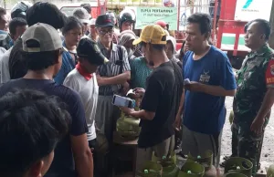 Drama Emak-emak di Bekasi: Ikut Antre Gas, Anak Sekolah Naik Ojol