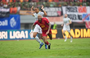 Persija Ditahan Imbang Persib di Patriot