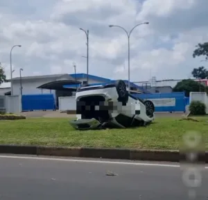 Polisi Beberkan Kronologi Mobil Mazda Dikemudikan Pelajar Terbalik di Jababeka