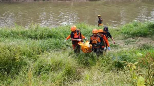 Bocah Tenggelam di Kali Bekasi Ditemukan Meninggal, 1 Lagi Masih Pencarian Tim SAR