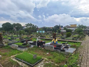 Jelang Bulan Puasa Ramadan, Para Peziarah Sambangi TPU Perwira 