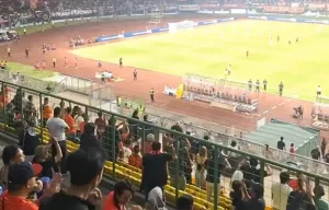 Patrick Kluivert Sambangi Stadion Patriot Bekasi Disambut Sorak Ria Penonton