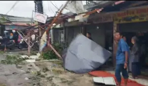 Angin Puting Beliung ‘Sapu’ Atap Ruko dan Bengkel Kampung Pangkalan Tambun