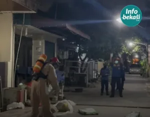Damkar Evakuasi Limbah B3 Sebabkan 3 Orang Keracunan di Duren Jaya