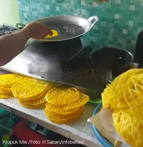 Kerupuk Mie Mpok Fatimah, Jajanan Khas Bulan Puasa Ramadan