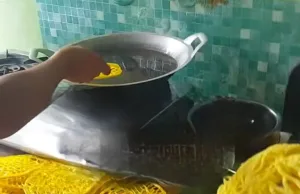 Kerupuk Mie Mpok Fatimah, Jajanan Khas Bulan Puasa Ramadan
