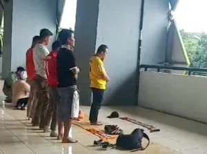Sisi Lain Pertandingan Persija vs Persib, Penonton Salat Berjamaah di Tribun Stadion
