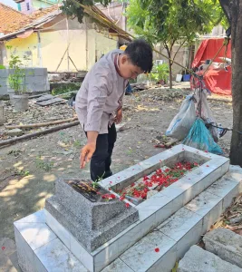 Melepas Rindu di Pusara Makam Orang Tua Jelang Ramadan Tiba