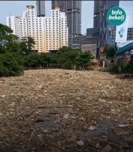 Mengerikan, Lautan Sampah Menumpuk di Sekitar Jembatan Rawa Panjang