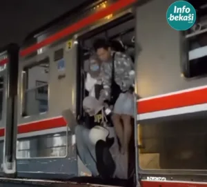 Puting Beliung Padamkan Aliran Listrik KRL, Penumpang Turun dengan Papan