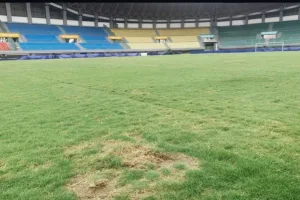 Miris, Rumput Stadion Patriot Chandrabaga Banyak yang Botak Padahal Baru Direnovasi