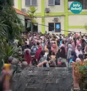 Ratusan Warga ‘Serbu’ Kantor Kecamatan Bekasi Utara Antre Bazar Ramadan dari Pagi hingga Ada Yang Pingsan