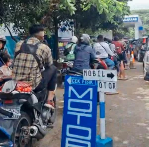 Antrean Mengular di Samsat Bekasi Pemutihan Pajak Motor