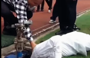 Pungut Sampah di Gorong-Gorong Stadion Patriot, KDM: Sudah Terbiasa Seperti Ini, Bukan Pencitraan