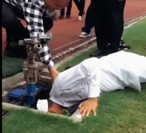 Pungut Sampah di Gorong-Gorong Stadion Patriot, KDM: Sudah Terbiasa Seperti Ini, Bukan Pencitraan